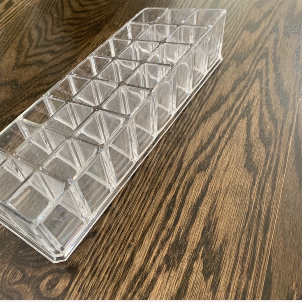 Acrylic lipstick stand